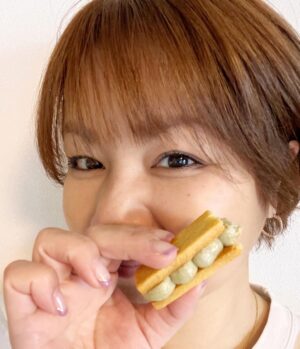 Yuko Nakazawa Instagram - ⭐︎⭐︎

今日のももち浜ストアで紹介された
Q ueenさん（ @queen_fukuoka.2021 ）
からいただいたバターサンドを
食べて嬉しい美味しいって顔。

恵美ちゃんありがとう❤︎
（ @emiko.927 ）

#福岡 #薬院
#焼菓子
#おいしいかわいいお菓子
#バターサンド
#原材料にこだわりを感じます