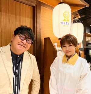 Yuko Nakazawa Instagram - ⭐︎⭐︎

カンニング竹山さんと。

アサヒビール
マルエフのイベントでした。　
今日２月１５日〜１９日
天神地下街1番街イベントコーナーにて、
『マルエフ横丁 in 福岡』が開催されています。

#おつかれ生です
#マルエフ横丁
#福岡
#天神地下街
#期間限定女将