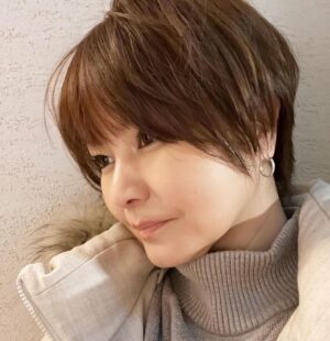 Yuko Nakazawa Instagram - ⭐︎⭐︎

今日のお仕事に合わせて
思い切って
ショートにした。

いかがでしょうか。

#ミントメゾン
#いつもありがとうございます

#ショートヘア 
#朝の寝癖ヤバい
🤣