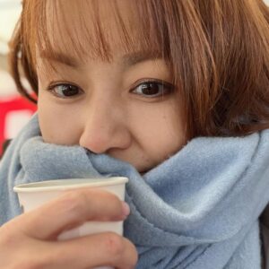 Yuko Nakazawa Instagram - ⭐︎⭐︎

初詣に行ってきました。

今年は、

あ！おみくじ引こう！

と、思い
いつもは引かない
いつもはやらない
違うことをしてみました。

そんな気分の新春です。

陽射しに照らされると
暖かだったけど、
日陰はやっぱり寒かったので
コーヒーであったまりました☕️

#初詣
#おみくじ
#小吉　
#まあいいでしょう