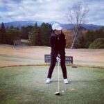Yuko Nakazawa Instagram - ✳︎✳︎ 今年５月からゴルフを始めて、 先日、初の１８ホール、 コースデビュー⛳️ そして、 初めてにして、通っている レッスンスタジオの初コンペに参加。 何度かハーフは廻ってたけど、 すっごく緊張したー💦 けど、楽しかった！！ ぜーんぜんまだまだ 上手じゃないけど、 たくさん練習して 良いスコア出したい✨ めっちゃくちゃ寒くて 朝、雪がパラパラしてたけど 中止にならなくて良かった　☺︎ #家族みんなで #ゴルフ初心者 #極寒 #ヒートテック必須