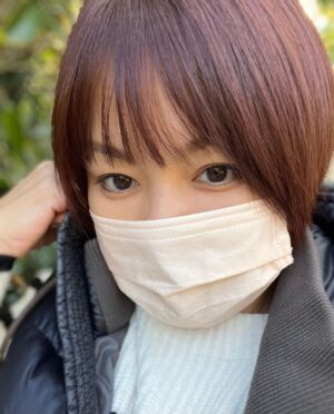 Yuko Nakazawa Instagram - ・・

髪、整えました。
セルフでザクザク切っていた前髪も
綺麗になりました ☺︎

ショートはすこしでも伸びると
気になります。

カラーは、
久しぶりのピンク系にシルバーかな？
秋冬はトーンを押さえた色に
したくなるなぁ。

いつもrurikaさん
（ @rurika777 ）にイメージだけ
伝えてお任せです。

#薬院
#ミントメゾン さん
