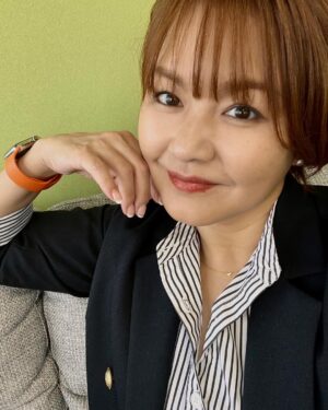 Yuko Nakazawa Instagram - ・・

ジャケットにシャツも好きです。
そして
ストライプも好きです。

今日は黒を着たい気分だったけど
お天気良く、
朝ご飯からそのが明るかったから
ネイビーと白に。

#火曜日