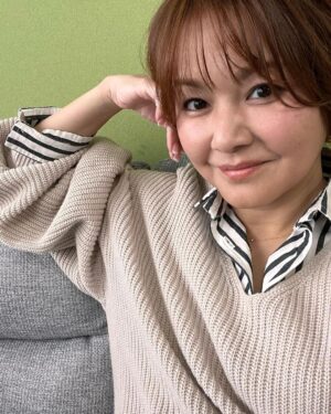 Yuko Nakazawa Instagram - ・・

シャツにニットの組み合わせ
大好きーーー❤︎
メイクさんがしてくれる
ショートヘアのクリクリも好き❤︎

生放送終わって　
今からトレーニング💪
筋肉なかなか付かないけど
諦めないわっ！

#火曜日のルーティン
#生放送
#ジム
#スーパー
