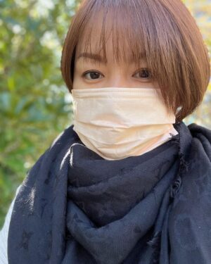 Yuko Nakazawa Instagram - ・・

今日の朝、寒くて
今秋初めての、ストールと軽めのニット。
お迎えの時同じ感じで行ったら、
暑かった。
寒暖差が身に染みるお年頃💦

今の髪型
めっちゃ気に入ってますー❤︎