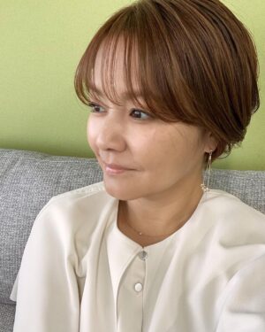Yuko Nakazawa Instagram - ・・

今日も綺麗に仕上げてもらいました。
耳に髪をかけるのが好きです。

下半身が筋肉痛で
足がプルプルします🤣