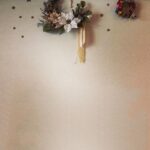 Yuko Nakazawa Instagram - ✴︎✴︎ 素敵なリース 飾りました。 kiitosさんの作品。 （ @kiitos_flower ） リースを飾るのは 初めてで、 ずっと探していて やっと出会えた気持ちです。 息子が学校で作ってきた リースと一緒に。 これからクリスマスに向けて 飾りを増やしていく予定。 楽しみで、ワクワクする💕 🎄ツリー🎄は、 出すかな？どうしようかな？ #12月 #リース #ツリー #クリスマス