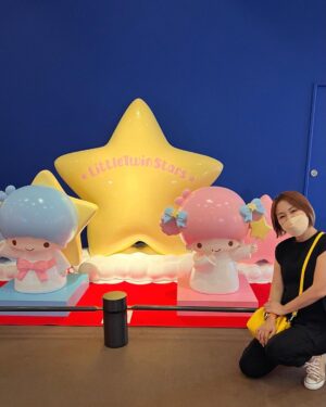Yuko Nakazawa Instagram - ・・

サンリオ展に行ってきました。

私は知ってるけど、子ども達は知らない
とか、
子ども達は知ってるけど、私は知らない
とか、、、
子どもも大人も楽しめる
可愛い懐かしいイベント。

入った瞬間から

可愛いーー💖でした💕

子ども達とのお出かけ最高❣️

#福岡市博物館
#サンリオ展福岡
