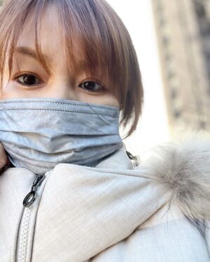 Yuko Nakazawa Instagram - ❄︎❄︎

インフルエンザから復活！
私は、風邪なんて引かない！
と、いつも思ってましたが、
そんなわけなかった💦

お布団に包まりながら
横アリの事、
娘。’23の事、
今日はいよいよ卒業式だ、、
とか。
考えてたなぁ。

ライブ始まる前に
行ってきます！とメッセージを
くれた後輩メンバーちゃんがいて。
こんな大事な日に
私の事を
思い出してくれている事が
嬉しかったです。

ふくちゃんのセレモニー
14人の集大成を会場で見届ける事は出来なかったけど、娘。’23のメンバーのインスタから、
大成功に終わった事が伝わってきてホッとしました。

ふくちゃんの同期や、卒業メンバーを写真で見れたのも嬉しかったです。

これからも
モーニング娘。は止まる事なく
走り続けていきます。
私が代々木のステージに再び立つ事が出来たのは、ずっとずっとメンバーが繋いでくれて、
仲間が後輩たちが頑張ってくれて、今も尚走り続けていてくれるからです。
そんなモーニング娘。を応援してくださっている、ファンの皆様に感謝。
仲間たち、後輩たちに
感謝。

一番古い私は何が出来るだろう、、
答えが見えない永遠の課題です。

#ふくちゃん綺麗だった
#横アリ
#客席ふくちゃんカラーに染まる
#えりぽんリーダー率いるモーニング娘も応援します