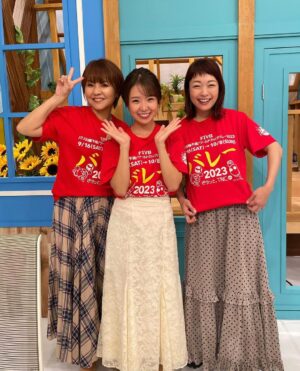 Yuko Nakazawa Instagram - ⭐︎⭐︎

毎週火曜日
レギュラーでお世話になっています

テレビ西日本さんの朝の番組
「ももち浜ストア」
（ @momochihamastore8 ）

今日は五十嵐アナがMCに！
（ @yuka_igarashi__tnc ）
久しぶりにお会いしました♡

同レギュラーの小雪ちゃんと
（ @koyuki2 ）
３ショット⭐︎
可愛い娘たちみたいな🤭

偶然に三人ロングなボトムで
真っ赤なバレーボールＴシャツ！

日本！三連勝！
明日も応援します！