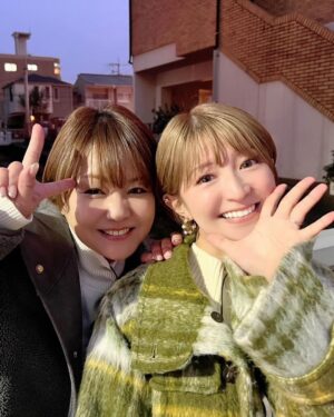 Yuko Nakazawa Instagram - 🎂🎂

うちの矢口がお誕生日を迎えました⭐︎
その前の日は
うちの梨華ちゃんがお誕生日でした⭐︎

今年は年が明けて早々に
矢口とお仕事一緒に出来まして。
去年からずっと楽しみにしていたのだけど
想像以上に楽しくて、メイク中の矢口弾丸トークに笑いっぱなしでした。
いつも元気をありがとう！
写真はその日のオフショット。

今年も健康第一、元気に可愛いく
良い一年になりますように。

今年は梨華ちゃんとも２ショット撮るぞ！
梨華ちゃん、新しい一年も幸せいっぱいで
ありますように。

写真撮ろー📷ってなかなか言い出せないんだよなぁ。言うタイミングがよくわからない😅