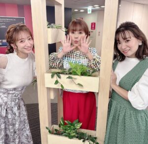 Yuko Nakazawa Instagram - ⭐︎⭐︎

昨日、
圭ちゃん辻ちゃんと3人で
CX「ぽかぽか」さんに出演させて頂きました。
この組み合わせは
今までなかったはず。

楽しかったなぁ。
事前打ち合わせはもちろんあるけど、
もう、阿吽の呼吸です🤭

今年の仕事納めが
圭ちゃん辻ちゃんと一緒って　　
最高でした。

ハライチのお二人が
ハロモニを見てたー。と言ってくださって。
その時、小学生だった。と😳

びっくりびっくりです。