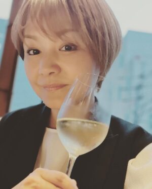 Yuko Nakazawa Instagram - ♡♡

先日、家族で大好きなお店で
サプライズ！！
お誕生日おめでとう✨を
していただきました。

本当、
びっくりびっくり！

大変美味しいお酒でした。
ありがとうございました✨

さ！

５０目前。

想像すらしなかった年代突入まで
１週間切りました。