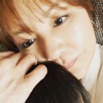 Yuko Nakazawa Instagram - ⭐︎⭐︎ 学校から帰ってきて めずらしくお昼寝。 とことこと、 乗っかってきて、 のび太くんばりの速さで 寝落ちしました✨ 家事したいけど もう少しこのまま寝かせよう。 #お昼寝 #すーすー言ってる