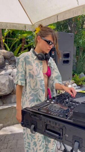 Yulia Kirillova Instagram - I’ll dj your pool party