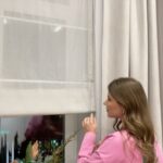Yuliya Topolnitskaya Instagram - Наш ремонт подходит к логическому завершению🥳 Мне очень хочется рассказать вам про @kasaetsa.doma ✨ Так как за время ремонта мы столкнулись с разными историями( а вы уж поверьте моему опыту,были моменты когда мы ждали по полгода мебель и так и не дождались) Поэтому хочется делиться контактами людей,которые любят свою работу и вкладывают всю душу! Девочки, спасибо вам большое за то что,вы выполняете все в срок,за то что полностью контролируете процесс,советуете,помогаете и всегда на связи! За то,что вы с такой любовью и заботой относитесь к своим клиентам! Мне посоветовала @kasaetsa.doma подруга,мы с дизайнером @mariabendych @maria_bendych_studio @richess_evgeniya выбрали ткани для штор (дизайнер касается дома выслушала все наши хотелки и посоветовала нужные позиции и отправили в работу ) Приехали,развесли ,отпарили ,дали рекомендации по уходу за тканью еще и с бубликом поиграли 🤍 Немного расскажу о @kasaetsa.doma 🤍 * Работают с премиум текстилем уже более 8 лет * Собственные дизайнеры, технологи и швеи с опытом более 3х лет * Команда монтажников карнизов и электрокарнизов * Собственный пошивочный цех * Сертификаты безопасности на все используемые материалы * Внутренняя система контроля качества Также на сайте можно приобрести различную текстильную продукцию: — Постельное белье — Одежда для дома — Столовый текстиль — Дизайнерские подушки — Покрывала и пледы — Текстиль для ванны — Детские коллекции Кто в ремонте,сохраняйте контакты!сил вам и терпения🤍 И помните ,любой ремонт когда-то закончится😂 @kasaetsa.doma спасибо вам большое ,от всей души🤍