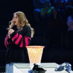 Yuliya Topolnitskaya Instagram - Юхууууу!!!вышел выпуск «НЕИГРЫ»🩷 Ребята спасибо вам большое,было супер весело,я давно так не смеялась @anton.shastoon @pozov 🖤 @sergeymatvienko1 прости за всё 😂🩷 Посмотреть выпуск можно ВКонтакте 🔥это просто разрыв😂🔥