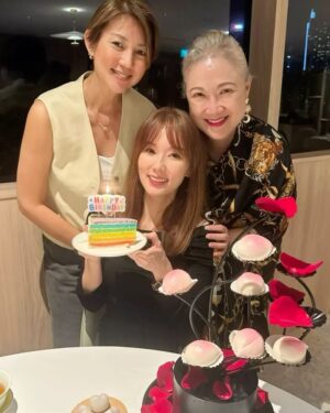 Yvonne Lim Instagram - One year wiser...? 🤔😜🥰
.
我喜欢为朋友们庆祝生日，让他们觉得special...但其实现在的我...却喜欢躲起来...#害羞🫣🤪.
谢谢好友们...带我吃好吃的，特地制作蛋糕还surprise pink balloons..🥰🥰....一切尽在不言中..感动...爱你们 😘
.
#happybirthdaytome 
#thankyouforthewellwishes
#生日快乐
#平安
#健康
#感恩