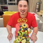 Yvonne Lim Instagram - Whipping up a feast again for @alextien 's birthday!! 🎂🥳😘 Alex said i always cooked too much...not helping in his weight control...well, can't possibly let our guests eat salads right? 😜 And i do have salad for him though..😉 . From homemade achar, prepping pizza dough for the children to mala chicken and beef oden...the most nerve wracking challenge would be to cut, carve and decorate a watermelon birthday cake with #happyAlexa while he is away with #happyAJ & the boys for basketball lesson, honestly I wasn't confident if it will work but i guess it did!! 😅 And i think Alex looked pretty pleased with his birthday cake...Yay!! 🥰 . 每一年老公的生日都是我绞尽脑汁的时候...因Alex不爱吃蛋糕...我就要想不同的方式为他做生日蛋糕..今年的 #西瓜蛋糕 他看来很满意，也很受小朋友们的喜爱哦！耶！过关了！🙌🏻🥰 . Happy Birthday @alextien ! We love you!! ❤️😘🎂 . Swipe left for how i did it..☺️🥰🙌🏻 . #happybirthday #生日快乐 #myjoyandhappiness #mysunshine #happymummy #watermeloncake #madewithlove #homecooked #homemadeachar #homemadepizza #malachickenstew #beefoden #prawnomelette #crispyfriedtofu #friedmaggiemeegoreng #stirfryclams #roastpork #chinchowwjackfruitattapseed #greensalad #平安 #健康 #感恩