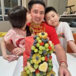 Yvonne Lim Instagram - Whipping up a feast again for @alextien 's birthday!! 🎂🥳😘 Alex said i always cooked too much...not helping in his weight control...well, can't possibly let our guests eat salads right? 😜 And i do have salad for him though..😉 . From homemade achar, prepping pizza dough for the children to mala chicken and beef oden...the most nerve wracking challenge would be to cut, carve and decorate a watermelon birthday cake with #happyAlexa while he is away with #happyAJ & the boys for basketball lesson, honestly I wasn't confident if it will work but i guess it did!! 😅 And i think Alex looked pretty pleased with his birthday cake...Yay!! 🥰 . 每一年老公的生日都是我绞尽脑汁的时候...因Alex不爱吃蛋糕...我就要想不同的方式为他做生日蛋糕..今年的 #西瓜蛋糕 他看来很满意，也很受小朋友们的喜爱哦！耶！过关了！🙌🏻🥰 . Happy Birthday @alextien ! We love you!! ❤️😘🎂 . Swipe left for how i did it..☺️🥰🙌🏻 . #happybirthday #生日快乐 #myjoyandhappiness #mysunshine #happymummy #watermeloncake #madewithlove #homecooked #homemadeachar #homemadepizza #malachickenstew #beefoden #prawnomelette #crispyfriedtofu #friedmaggiemeegoreng #stirfryclams #roastpork #chinchowwjackfruitattapseed #greensalad #平安 #健康 #感恩