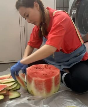 Yvonne Lim Instagram - Whipping up a feast again for @alextien 's birthday!! 🎂🥳😘 Alex said i always cooked too much...not helping in his weight control...well, can't possibly let our guests eat salads right? 😜 And i do have salad for him though..😉
.
From homemade achar, prepping pizza dough for the children to mala chicken and beef oden...the most nerve wracking challenge would be to cut, carve and decorate a watermelon birthday cake with #happyAlexa while he is away with #happyAJ & the boys for basketball lesson, honestly I wasn't confident if it will work but i guess it did!! 😅 And i think Alex looked pretty pleased with his birthday cake...Yay!! 🥰
.
每一年老公的生日都是我绞尽脑汁的时候...因Alex不爱吃蛋糕...我就要想不同的方式为他做生日蛋糕..今年的 #西瓜蛋糕 他看来很满意，也很受小朋友们的喜爱哦！耶！过关了！🙌🏻🥰
.
Happy Birthday @alextien ! We love you!! ❤️😘🎂
.
Swipe left for how i did it..☺️🥰🙌🏻
.
#happybirthday 
#生日快乐
#myjoyandhappiness 
#mysunshine 
#happymummy 
#watermeloncake
#madewithlove
#homecooked
#homemadeachar
#homemadepizza
#malachickenstew
#beefoden
#prawnomelette
#crispyfriedtofu
#friedmaggiemeegoreng
#stirfryclams
#roastpork
#chinchowwjackfruitattapseed
#greensalad
#平安
#健康
#感恩