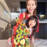 Yvonne Lim Instagram - Whipping up a feast again for @alextien 's birthday!! 🎂🥳😘 Alex said i always cooked too much...not helping in his weight control...well, can't possibly let our guests eat salads right? 😜 And i do have salad for him though..😉 . From homemade achar, prepping pizza dough for the children to mala chicken and beef oden...the most nerve wracking challenge would be to cut, carve and decorate a watermelon birthday cake with #happyAlexa while he is away with #happyAJ & the boys for basketball lesson, honestly I wasn't confident if it will work but i guess it did!! 😅 And i think Alex looked pretty pleased with his birthday cake...Yay!! 🥰 . 每一年老公的生日都是我绞尽脑汁的时候...因Alex不爱吃蛋糕...我就要想不同的方式为他做生日蛋糕..今年的 #西瓜蛋糕 他看来很满意，也很受小朋友们的喜爱哦！耶！过关了！🙌🏻🥰 . Happy Birthday @alextien ! We love you!! ❤️😘🎂 . Swipe left for how i did it..☺️🥰🙌🏻 . #happybirthday #生日快乐 #myjoyandhappiness #mysunshine #happymummy #watermeloncake #madewithlove #homecooked #homemadeachar #homemadepizza #malachickenstew #beefoden #prawnomelette #crispyfriedtofu #friedmaggiemeegoreng #stirfryclams #roastpork #chinchowwjackfruitattapseed #greensalad #平安 #健康 #感恩