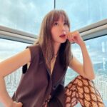 Yvonne Lim Instagram - From a pose to a thinking mom within seconds! 😜😂yup that’s how I am or should I say how we mommies are? 😄🤔 We seem to have this ability to have lots of thoughts in our head all the time...whether it’s planning our kids schedule & activities, balancing work life and thinking about what’s for cooking etc…yes mommies are very busy…🙌🏻🥰 . 我没偷懒哦…分享我这段日子的菜单！🥰🙌🏻 . #dailylife #lookgoodfeelgood #homecooking #homebaked #stirfrybeef #chiffoncake #tomatobeefstew #酸菜鱼 #thaistylesoyasaucechicken #popiah #freshlybakedbread #海苔猪肉汤 #kidsfriendlybeefwellington #salmonbakedriceballs #thaistylebasilporkpasta #gyudon #pepperlunchbeef #assamlaksa #beefwithfriedgarlic #sweetandsourpork #平安 #健康 #感恩