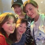 Yvonne Lim Instagram - A short and packed trip back home 🇸🇬 to celebrate @mndlmummy birthday 🎂🥳 with @honghuifang , as well as dubbing work for "Whatever Will Be, Will Be". Cherishing our time and creating memories while we are together...😘🥰 . 只要有心，总是可以找出时间好好回来聚一聚的!😍🙌🏻. 因珍惜好姐姐的她所以一下飞机就赶去讨抱抱...😜 . 我们一起看了演唱会，吃米其林餐厅，煮炒，榴莲及网红咖啡厅..总是有聊不完的话题😄🥹🤭。也可以回来完成《天公疼憨人》的配音工作，真是太棒了！🙌🏻🥰 . 可惜还是孩子们的暑假，我不能逗留太久过国庆日，不过我们可以合体就已经心满意足了！😘 . #friendshipgoals #bestsisterever #happybirthday #家人般的友情❤️ #平安 #健康 #感恩 @zhenggeping @huangbiren @catng1313