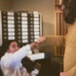 Zahara Instagram - En @lacasamurada tienen un armonio, el instrumento que tocaba mi abuela Catalina en la Capilla del Hospital De Santiago. Llevo años grabando allí y jamás me había dado cuenta de que tenían uno hasta que fuimos con @mjllergo hace unos meses. Es un instrumento mágico, como un órgano pequeño, que suena gracias al aire que entra mediante fuelles que se accionan con los pedales. Mi padre me dijo que mi abuela era capaz de tocarlo sin que oyeras el pedaleo. Yo no conseguí alcanzar su delicadeza, pero sí que sentí una magia especial cuando empecé a tocarlo y esa primera rueda de acordes que nació en ese momento dio paso a lo que es hoy •Superpoder•, una de las canciones que @perarnauiv y yo hemos producido para el nuevo disco de María José. Componer con ella ha sido un aprendizaje, un viaje a su cabeza llena de lumbres, de torres altas, de amores y fortalezas. Mientras cantaba esta canción se le saltaban las lágrimas, incapaz de contener la emoción. Muy fuerte tenerla al lado y ver toda esa energía y sintiéndola con ella. Gracias, querida, por este regalazo, por dejarme formar parte de tu música y de tu vida. Te quiero y te admiro.