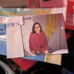 Zahara Instagram - Ayer cumplí 40 años. Mi amigo @sergio_vufalo me dijo que ya le había dado la vuelta al jamón, pero la verdad es que tengo la sensación de estar empezándolo ahora. Tambien me preguntó por mi año favorito de esta década y creo que ha sido este último, pero igual me pasa como con las canciones, que la última que hago es la que más me representa y por eso es la que más me gusta. Aún así siento que me despido de los 30 muy, muy feliz y afortunada por el cariño que recibo, por el amor que me dan las personas que tengo a mi lado, por la familia preciosa que tengo, la elegida y en la que he nacido. Me siento muy amada tal y como soy y me alegra afrontar esta nueva década desde este lugar tan bello, con tanta energía preciosa, con tantas canciones y conciertos a mis espaldas, pero sintiendo que todo es posible todavía. Gracias por vuestras felicitaciones, por cuidarme en la distancia, por tantas cosas bonitas que me decís. Voy camino de Málaga para seguir celebrando haciendo lo que más me gusta en el mundo. Qué guay 😊 • las fotos son de @labenitoescribe menos la felicitación de mijo que la hizo mi madre y la última que es mía •