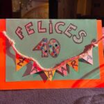 Zahara Instagram - Ayer cumplí 40 años. Mi amigo @sergio_vufalo me dijo que ya le había dado la vuelta al jamón, pero la verdad es que tengo la sensación de estar empezándolo ahora. Tambien me preguntó por mi año favorito de esta década y creo que ha sido este último, pero igual me pasa como con las canciones, que la última que hago es la que más me representa y por eso es la que más me gusta. Aún así siento que me despido de los 30 muy, muy feliz y afortunada por el cariño que recibo, por el amor que me dan las personas que tengo a mi lado, por la familia preciosa que tengo, la elegida y en la que he nacido. Me siento muy amada tal y como soy y me alegra afrontar esta nueva década desde este lugar tan bello, con tanta energía preciosa, con tantas canciones y conciertos a mis espaldas, pero sintiendo que todo es posible todavía. Gracias por vuestras felicitaciones, por cuidarme en la distancia, por tantas cosas bonitas que me decís. Voy camino de Málaga para seguir celebrando haciendo lo que más me gusta en el mundo. Qué guay 😊 • las fotos son de @labenitoescribe menos la felicitación de mijo que la hizo mi madre y la última que es mía •