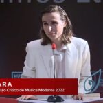 Zahara Instagram - “Ojalá, con 12 años, hubiera encontrado canciones como estas con las que sentirme identificada y pensar que lo que me estaba pasando no era culpa mía, y que podía pedir ayuda aunque eso hubiera supuesto no haber escrito nunca este disco”. Como dijeron muchas de mis compañeras ayer, una de las cosas bellas que tienen los premios es que nos permiten ser vistas, se enciende un foco en un momento en el que parece que solo hay interferencias. El arte sigue ahí buscando su hueco para mostrarse, para sanarnos, para exponer sobre la mesa los problemas sociales y personales, es el escudo cuando ponemos nuestro cuerpo para expresarnos. Ayer en la entrega de los premios @ojocritico_rne , entre Pilar del Río y Laura Chivite, pude ver a estas personas llenas de talento, pude escucharlas y me sentí afortunada de compartir noche con ellas. El premio (que es de mi color favorito) me lo entregó mi queridísimo Rodrigo Cuevas, al que admiro y quiero mucho mucho mucho, y en el público estaban mis compañeros Martí y Guille, como siempre, sosteniéndome en la distancia, con amor y ternura. Gracias por este premio, gracias al jurado por pensar en mí, gracias a rtve por una gala fantástica. Gracias a @estelabenitez_stylist , como siempre, por vestirme: @casa_otrura @drmartensofficial @ttarragopr @thekooples. Gracias a mis padres, a mi familia a todas las personas que siempre han estado ahí.
