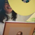 Zahara Instagram - Ha llegado la Semana Santa 😇 Me hace muy feliz ver cómo ya os están llegando los primeros vinilos y estáis descubriendo lo majo que nos ha quedado. Para los que todavía estáis esperando y queréis descubrir cómo es por dentro aquí os dejo un unboxing estupendo✨.