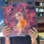 Zahara Instagram - Amiguis, no queda nada para que podáis tener el vinilo de SANTA en vuestras manos. La verdad es que nos ha quedado precioso con todas sus portadas, el vinilo amarillo, el interior estampado... Hemos hecho poquitos así que si no os queréis quedar sin él podéis comprarlo ya en preventa o esperar al 01 de diciembre y acercaros a vuestra tienda favorita. Y si estáis en Madrid, el jueves 30 de noviembre a partir de las 18h estaré en @marilians_records firmando.