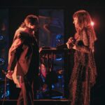 Zahara Instagram - Ayer nos hicieron estas fotos preciosas en la despedida de esta etapa en Madrid, y yo iba haciendo fotos en mi cabeza para guardármelas para siempre conmigo: Yo derrumbándome en TAYLOR pensando, nena, que te queda todo el concierto; coge esta emoción pero no te desbordes. El público lleno de personas de todas partes, de todas las edades, de todos los tiempos, pero con la misma entrega desde la primera a la última fila. Cuando miré a @manuelcabezali y a @perarnauiv y supe que todo iba a salir bien. Vuestras voces cantando por encima de la mía todo el show. Cuando en canción política quería mantener el tipo y mostrarme seria, pero solo podía sonreír de estar viviendo el momento más flipante de mi vida. @evantartida cantando DOLORES como si la hubiese compuesto para ella. @labenitoescribe acompañándome al ladito del escenario. Mis padres emocionados en el público. El abrazo de @sergio_vufalo antes de salir. El abrazo con @william_warrior cuando ya nos despedimos. La generosidad de @enrique_millanfg Mi familia en esta gira a la que voy a echar de menos durante este año y medio. Cuando todos gritasteis “la puta era yo”. Las lágrimas de @olggasuarez antes de salir. El prohibido pasarlo mal. Las piernas en lo alto tiradas en el escenario de la mano y gritando. 📸 @darachriss