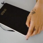Zahara Instagram - Cuando me compré esta libreta con la Benito pensé que jamás escribiría en ella por ese miedo a estropear algo bello. Hoy estreno una nueva con Guille al lado, entre flores secas, escarabajos gigantes y unos textos que escribí para Teoría de los cuerpos.