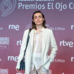 Zahara Instagram - “Ojalá, con 12 años, hubiera encontrado canciones como estas con las que sentirme identificada y pensar que lo que me estaba pasando no era culpa mía, y que podía pedir ayuda aunque eso hubiera supuesto no haber escrito nunca este disco”. Como dijeron muchas de mis compañeras ayer, una de las cosas bellas que tienen los premios es que nos permiten ser vistas, se enciende un foco en un momento en el que parece que solo hay interferencias. El arte sigue ahí buscando su hueco para mostrarse, para sanarnos, para exponer sobre la mesa los problemas sociales y personales, es el escudo cuando ponemos nuestro cuerpo para expresarnos. Ayer en la entrega de los premios @ojocritico_rne , entre Pilar del Río y Laura Chivite, pude ver a estas personas llenas de talento, pude escucharlas y me sentí afortunada de compartir noche con ellas. El premio (que es de mi color favorito) me lo entregó mi queridísimo Rodrigo Cuevas, al que admiro y quiero mucho mucho mucho, y en el público estaban mis compañeros Martí y Guille, como siempre, sosteniéndome en la distancia, con amor y ternura. Gracias por este premio, gracias al jurado por pensar en mí, gracias a rtve por una gala fantástica. Gracias a @estelabenitez_stylist , como siempre, por vestirme: @casa_otrura @drmartensofficial @ttarragopr @thekooples. Gracias a mis padres, a mi familia a todas las personas que siempre han estado ahí.