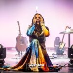 Zahara Instagram - Buah No supero lo de anoche Gracias infinitas por contar conmigo @brisa_festival @cruzrojaesp @teatrocervantes Gracias por llenar este precioso teatro, por el respeto extremo, por acompañarme en una noche con tantas emociones. Fue una locura volver a este repertorio, a la acústica, a la desnudez de las canciones, a sentir mi voz temblar de emoción, al contener las lágrimas viendo las vuestras. Qué bonito todo lo que sentí. Muchas gracias No había manera mejor de inaugurar década. Gracias @javierrosalivephoto por las fotos, a @estelabenitez_stylist por este vestidazo de @duarte.official y por mis botas favoritas de @drmartensofficial. Gracias @diegogarcialuces por hacerme brillar, y @sergio_vufalo por tocar conmigo al otro lado del escenario. Gracias @alfonsovalverde por ser mi todo ayer. Me siento muy afortunada por esta familia que siento que somos. Gracias 🩷💙💛🩵💜🩵❤️🩵💛💙🩷💛🩵💜