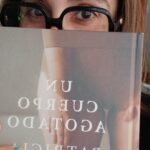 Zahara Instagram - Me ha llegado el precioso libro de la Benito el día que cumple años y por supuesto yo tengo que celebrarla y hacerle un monumento, pero luego subo nuestras peores fotos porque la vida es muy cansada para estar posando todo el día y luego eligiendo, uy qué pereza. Si libro es precioso. La Benito es la mejor persona que conozco y mira que tengo cerca personas primorosísimas. Te quiero mucho amiga. ✨
