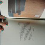 Zahara Instagram - Me ha llegado el precioso libro de la Benito el día que cumple años y por supuesto yo tengo que celebrarla y hacerle un monumento, pero luego subo nuestras peores fotos porque la vida es muy cansada para estar posando todo el día y luego eligiendo, uy qué pereza. Si libro es precioso. La Benito es la mejor persona que conozco y mira que tengo cerca personas primorosísimas. Te quiero mucho amiga. ✨