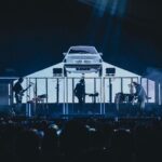 Zahara Instagram - Ayer nos hicieron estas fotos preciosas en la despedida de esta etapa en Madrid, y yo iba haciendo fotos en mi cabeza para guardármelas para siempre conmigo: Yo derrumbándome en TAYLOR pensando, nena, que te queda todo el concierto; coge esta emoción pero no te desbordes. El público lleno de personas de todas partes, de todas las edades, de todos los tiempos, pero con la misma entrega desde la primera a la última fila. Cuando miré a @manuelcabezali y a @perarnauiv y supe que todo iba a salir bien. Vuestras voces cantando por encima de la mía todo el show. Cuando en canción política quería mantener el tipo y mostrarme seria, pero solo podía sonreír de estar viviendo el momento más flipante de mi vida. @evantartida cantando DOLORES como si la hubiese compuesto para ella. @labenitoescribe acompañándome al ladito del escenario. Mis padres emocionados en el público. El abrazo de @sergio_vufalo antes de salir. El abrazo con @william_warrior cuando ya nos despedimos. La generosidad de @enrique_millanfg Mi familia en esta gira a la que voy a echar de menos durante este año y medio. Cuando todos gritasteis “la puta era yo”. Las lágrimas de @olggasuarez antes de salir. El prohibido pasarlo mal. Las piernas en lo alto tiradas en el escenario de la mano y gritando. 📸 @darachriss
