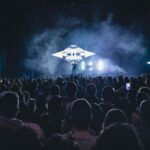 Zahara Instagram - Ayer nos hicieron estas fotos preciosas en la despedida de esta etapa en Madrid, y yo iba haciendo fotos en mi cabeza para guardármelas para siempre conmigo: Yo derrumbándome en TAYLOR pensando, nena, que te queda todo el concierto; coge esta emoción pero no te desbordes. El público lleno de personas de todas partes, de todas las edades, de todos los tiempos, pero con la misma entrega desde la primera a la última fila. Cuando miré a @manuelcabezali y a @perarnauiv y supe que todo iba a salir bien. Vuestras voces cantando por encima de la mía todo el show. Cuando en canción política quería mantener el tipo y mostrarme seria, pero solo podía sonreír de estar viviendo el momento más flipante de mi vida. @evantartida cantando DOLORES como si la hubiese compuesto para ella. @labenitoescribe acompañándome al ladito del escenario. Mis padres emocionados en el público. El abrazo de @sergio_vufalo antes de salir. El abrazo con @william_warrior cuando ya nos despedimos. La generosidad de @enrique_millanfg Mi familia en esta gira a la que voy a echar de menos durante este año y medio. Cuando todos gritasteis “la puta era yo”. Las lágrimas de @olggasuarez antes de salir. El prohibido pasarlo mal. Las piernas en lo alto tiradas en el escenario de la mano y gritando. 📸 @darachriss