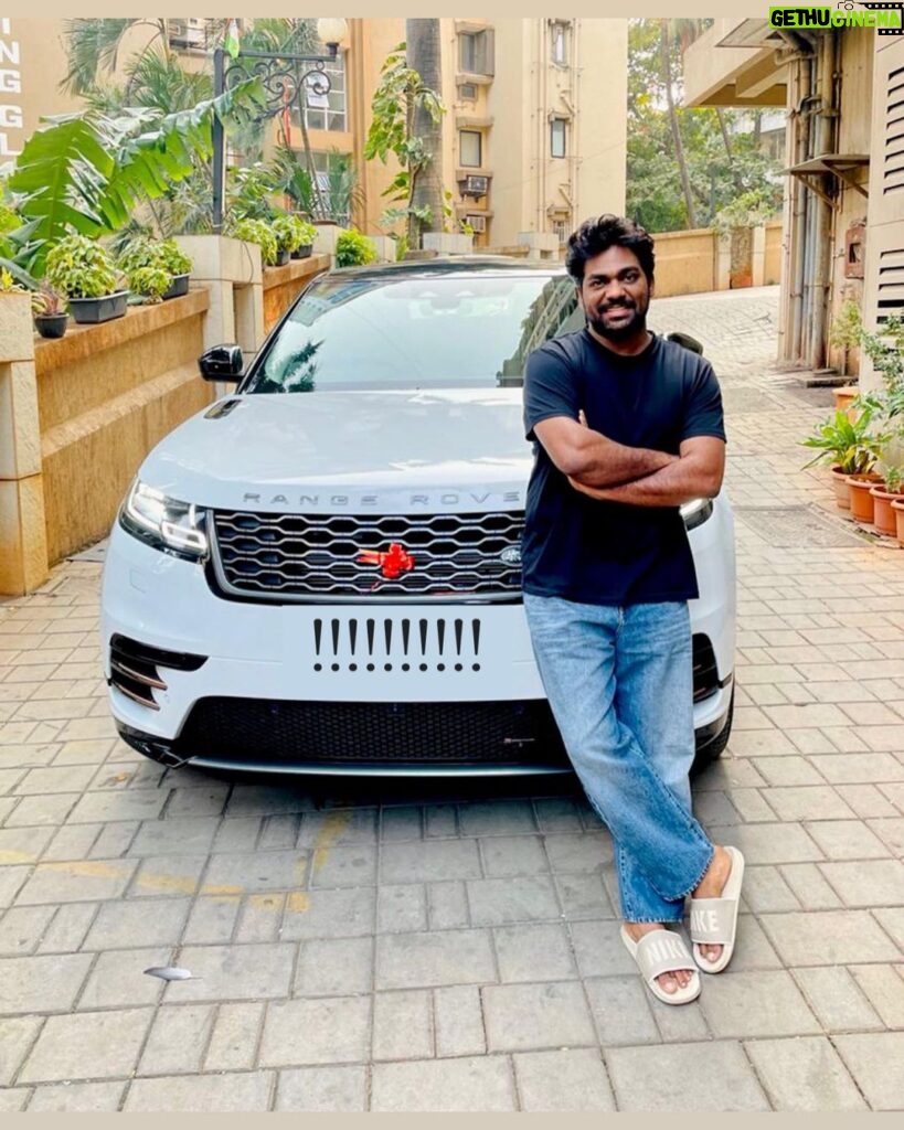 Zakir Khan Instagram - New beast in the house !!!!!! Congratulations bhai @zakirkhan_208 ❤❤Chalane wala toh me hi hu 😂😂😂😂😂 So congratulations to myself 🤪🤪🤪🤪🤪 Aur yaar chapal me kon Range Rover lene jata hai 🤦🏻‍♂🤦🏻‍♂🤦🏻‍♂🤦🏻‍♂ Mumbai, Maharashtra