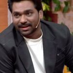 Zakir Khan Instagram - Aapko samjhein koi aisi koshish jaari hai, aapki inhi baaton pe harr ladki apna dil haari hain!❤️😍 Dekhiye #TheKapilSharmaShow, Shani-Ravi raat 9:30 baje, sirf #SonyEntertainmentTelevision par. @kapilsharma @zakirkhan_208