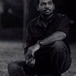 Zakir Khan Instagram - Tab ro liya karna jee bhar ke. Jab dimag kisi par bhi bharosa karna chhod de. Jab pardes ki hawa me saans lena bhi ruh ko khokhla karne lage. Jab har baat mein ghat nazar aane lage. Jeetne par bhi sab kuch maat lagne lage. Tab ro liya karna jee bhar ke. Har woh shaks jisse apna samjha, woh khanjar liya peeth par chalane lage. Woh saare bhanvar, jinhe kinara samjhkar tumne apne langar daale they. Woh besharmi se tumko dubone lage . Tab, thoda ro liya karna jee bhar ke. Dhul kar naye ho jaoge. bilkul waise jaise maa ne tayyar kiya ho tumhe school ke liye. Apne hathon se ballon ki side partition wali mang nikal kar. Utne hi masoom. Utne hi bhole. Utne hi naye. Tab ro liya karna jee bhar ke. 29/12/14