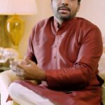 Zakir Khan Instagram - Lakh rupaye ki ghadi bhi haath mein itni nahi jachhti…jo Khushiyaan Pyaar se bandhi Rakhi se hain sajti . This Rakshabandhan surprise your sister with the Amazon Pay gift card, so she can get her #GiftOfChoice! #PayAmazonSe #Collab