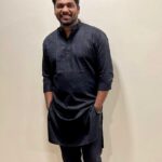 Zakir Khan Instagram - Chand Jisse apni saari qaynaat maan kar deewana hua phirta raha. Usse kabhi yeh ehsaas hi Nahi hua ki woh dharti, khud kissi Suraj Ke prem me parikrama karti phir rahi hai. Ek Chandrama hai jiske liye dharti hi prem hai, shayad usse bhitar se maloom hai ki woh dharti ka hai par dharti uski nahi. Magar phir bhi woh rukta Nahi, thakta nahi. Ishq me bahut zor hota bas yahi khud ko keh kar woh kisi karishme Ke intazaar me apni saari zindagi guzaar raha hai. Ek dharti hai jisse chandrama ka prem pyara toh hai. Magar uska ishq usse suraj ird gird ghumne par mujboor karta hai, yeh aisi lachari hai jiske bare me usse khud maloom tak nahi hoga. Chand ki mahobbat aachi hai phir bhi woh Suraj Ke teesre ghere me hi khud ko jayada mukammal mehsus karti hai. Aur ek Suraj hai, jiski tanhai ka andaza ass-pass ghumte deewano se Nahi lagaya ja sakta. Uske Apne hi virah ka taap Itna tez hai ki woh khud jo jalta hi hai aur nazeek aata koi bhi zulas sakta hai. Uske ghere sabko Sath rakhte hai par pass koi Nahi aata. Bhetar ki aag bas wahi janta hai. Hum sab, sab hai. Kahin par Chand. Kahin par dharti. Aur kisi Ke liye Suraj. Apni tarah se sab adhure hai, apni tarah se sab poore hai.