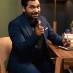 Zakir Khan Instagram - Duniya ki sabse zaruri cheez batane ja rahe hai apne @zakirkhan_208 bhai, zara gaur farmaiye 😌 #ComicstaanOnPrime S3, watch now