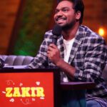 Zakir Khan Instagram - @comicstaan is one of the most enriching experience of my life. Bahut kuch seekhne milta hai, bahut kuch apne sath ke logon ko batane ka mauka milta hai. Aapko waqt mile toh zaroor dekhiyega @primevideoin par. Aache kapde by @hinaloza05_