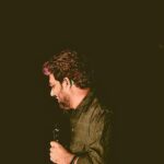 Zakir Khan Instagram - इस दुनिया में आज तक की, पढ़ी-सुनी हुई हर भाषा। और उन में लिखा अब तक का सारा साहित्य, जहां स्नेह का विवरण किया गया हो। वो कम पड़ने लगता है। जब मैं तुम्हें, ये बताने की कोशिश करता हूं। की तुमसे कितना प्रेम है मुझे। तुम्हारे पास न होने की कुंठा और साथ न होने की निराशा बहुत है मुझे। पर, मेरा शब्दों के अभाव से भरा, ये अक्षम जीवन। सिर्फ तुम्हारे देखने भर से साकार भी होता है। ज़ाकिर Adelaide, South Australia